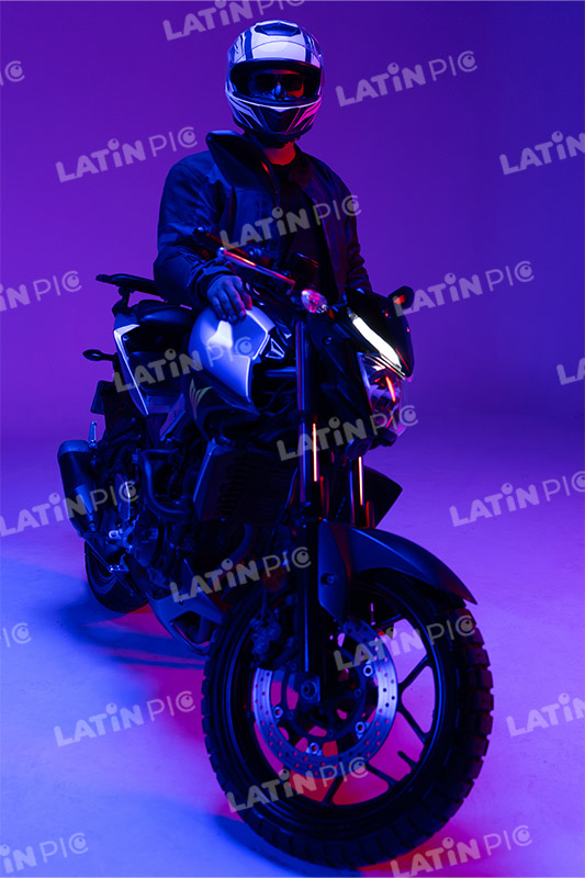 motocicleta-piloto-hombre-casco-32