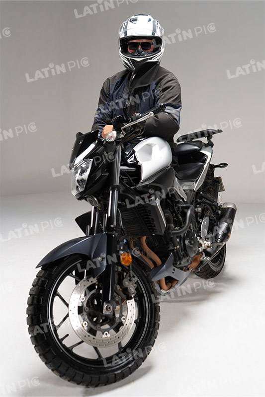 motocicleta-piloto-hombre-casco-33