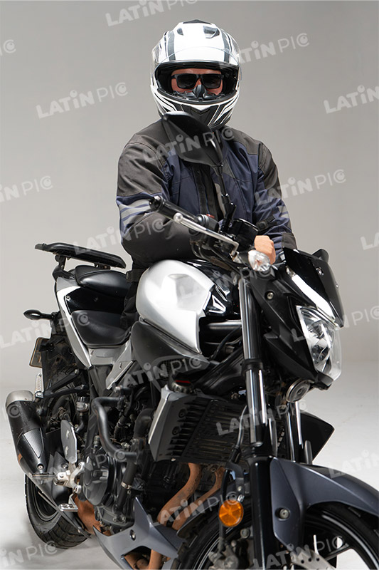 motocicleta-piloto-hombre-casco-34