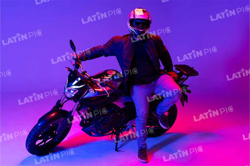 motocicleta-piloto-hombre-casco-35