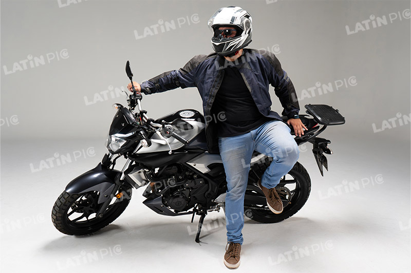 motocicleta-piloto-hombre-casco-36