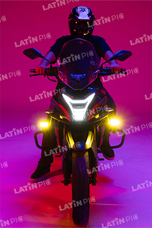 motocicleta-piloto-hombre-casco-38