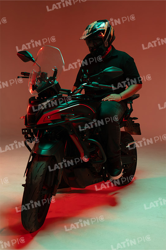 motocicleta-piloto-hombre-casco-39