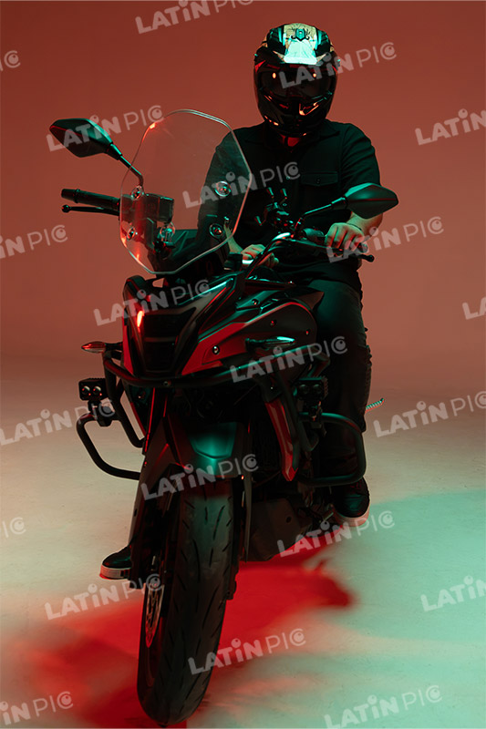 motocicleta-piloto-hombre-casco-40