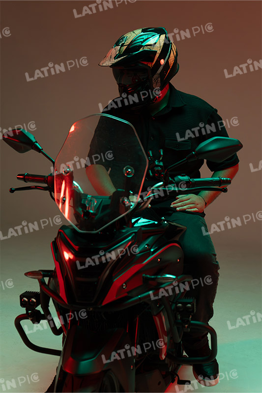 motocicleta-piloto-hombre-casco-41