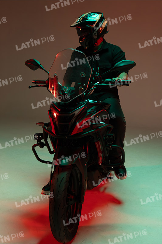 motocicleta-piloto-hombre-casco-42