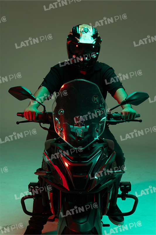 motocicleta-piloto-hombre-casco-43