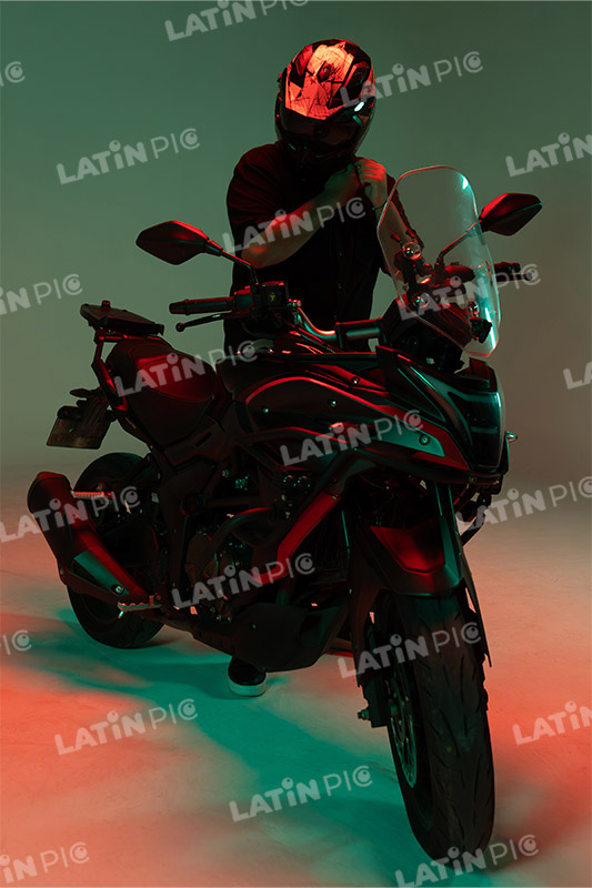 motocicleta-piloto-hombre-casco-44