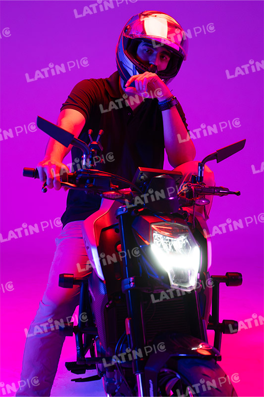 motocicleta-piloto-hombre-casco-48