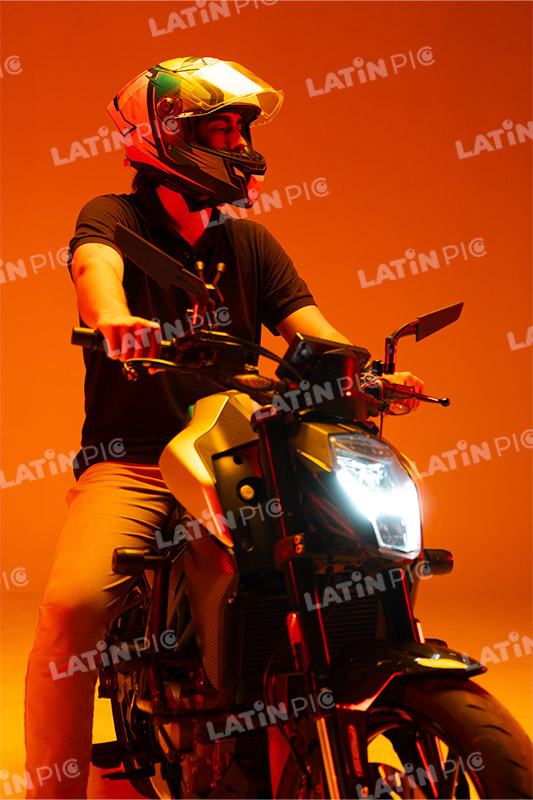 motocicleta-piloto-hombre-casco-49