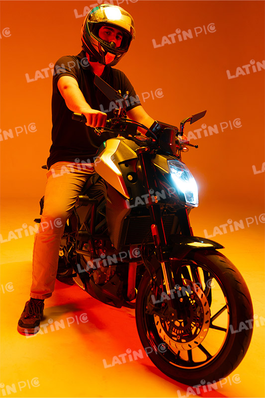 motocicleta-piloto-hombre-casco-50
