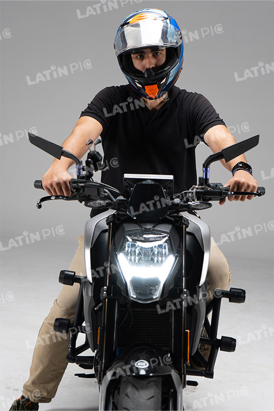 motocicleta-piloto-hombre-casco-51