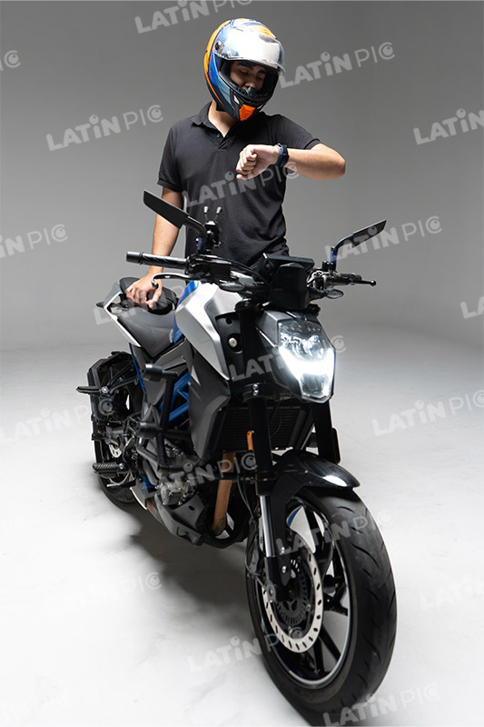 motocicleta-piloto-hombre-casco-52
