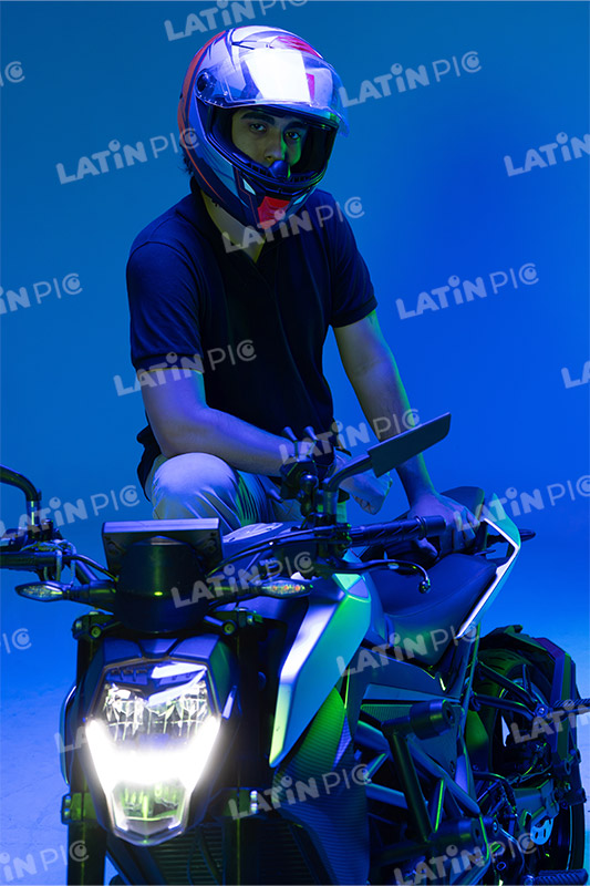 motocicleta-piloto-hombre-casco-53