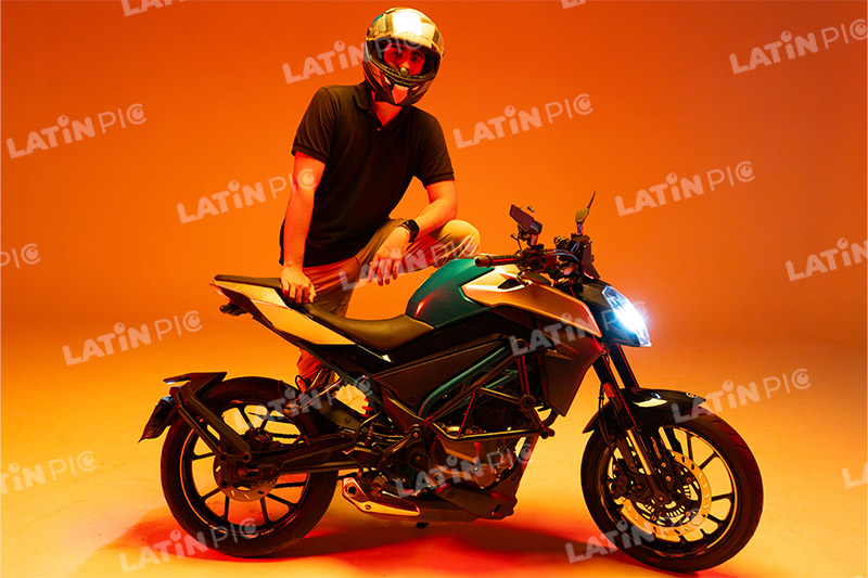 motocicleta-piloto-hombre-casco-55