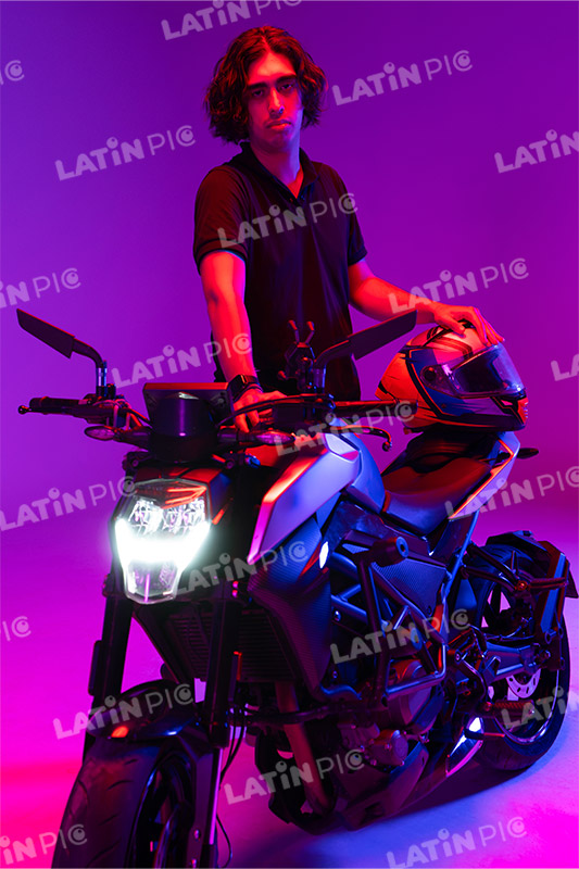 motocicleta-piloto-hombre-casco-56