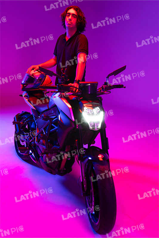 motocicleta-piloto-hombre-casco-57