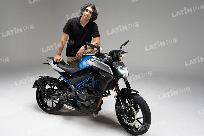 motocicleta-piloto-hombre-casco-59