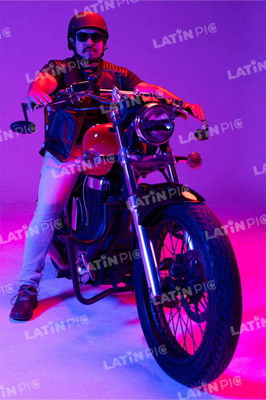 motocicleta-piloto-hombre-casco-61