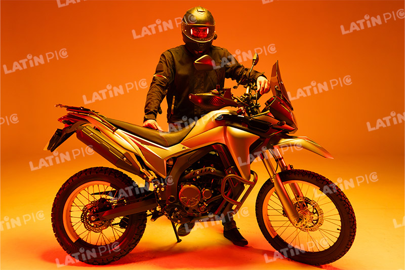motocicleta-piloto-hombre-casco-73