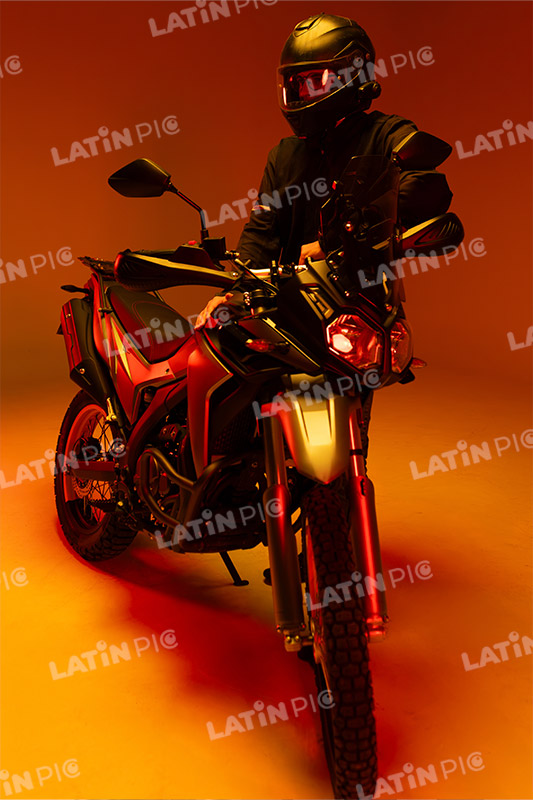 motocicleta-piloto-hombre-casco-74