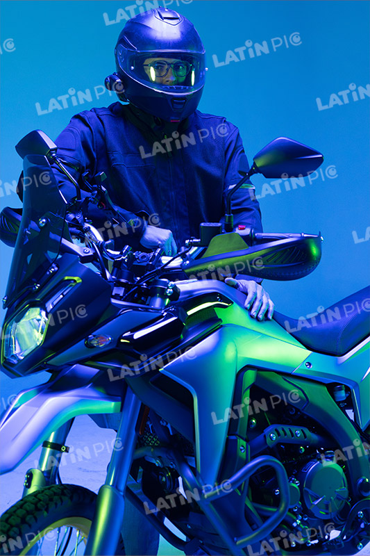 motocicleta-piloto-hombre-casco-75