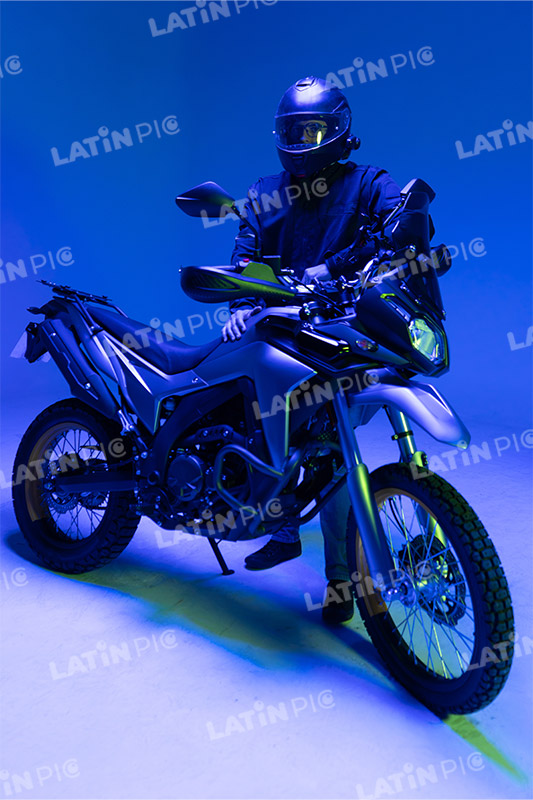 motocicleta-piloto-hombre-casco-76
