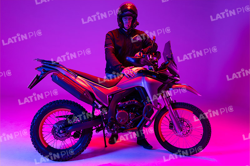 motocicleta-piloto-hombre-casco-78
