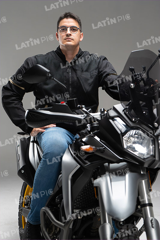 motocicleta-piloto-hombre-casco-79
