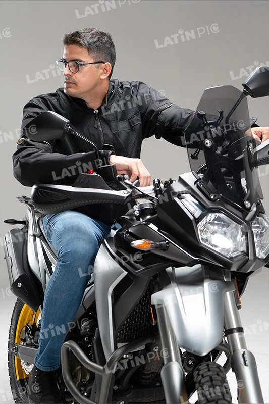 motocicleta-piloto-hombre-casco-80