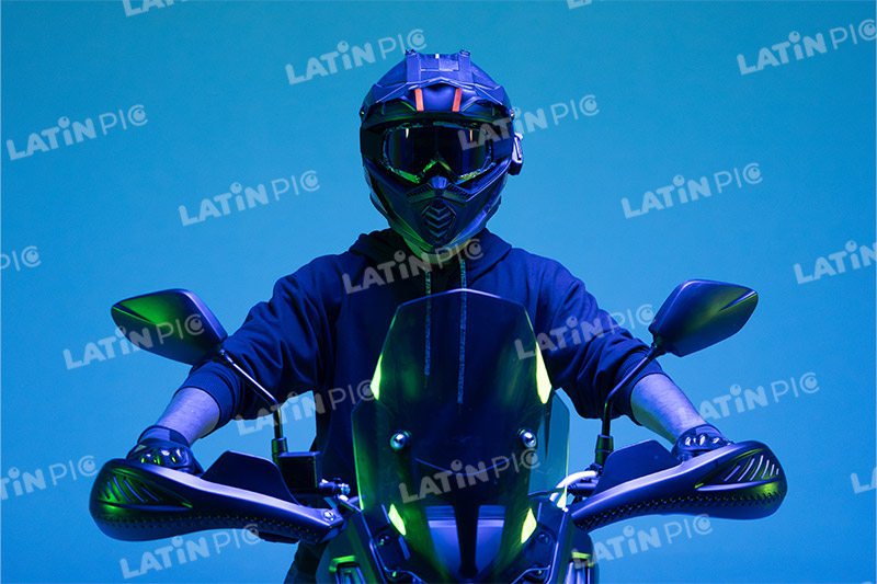 motocicleta-piloto-hombre-casco-094