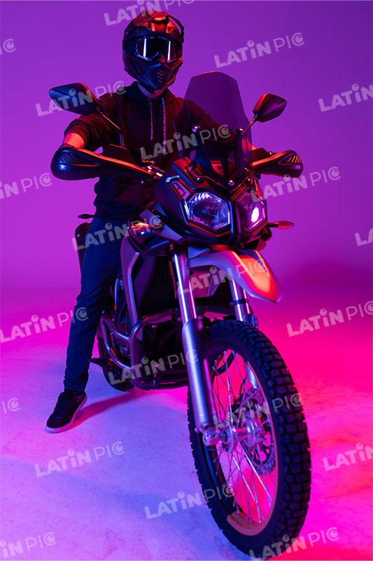 motocicleta-piloto-hombre-casco-096