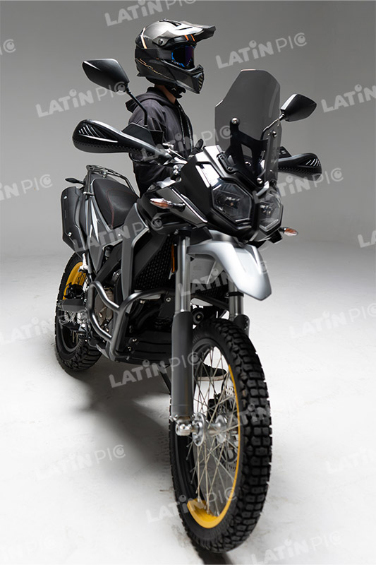 motocicleta-piloto-hombre-casco-099