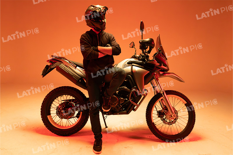 motocicleta-piloto-hombre-casco-100