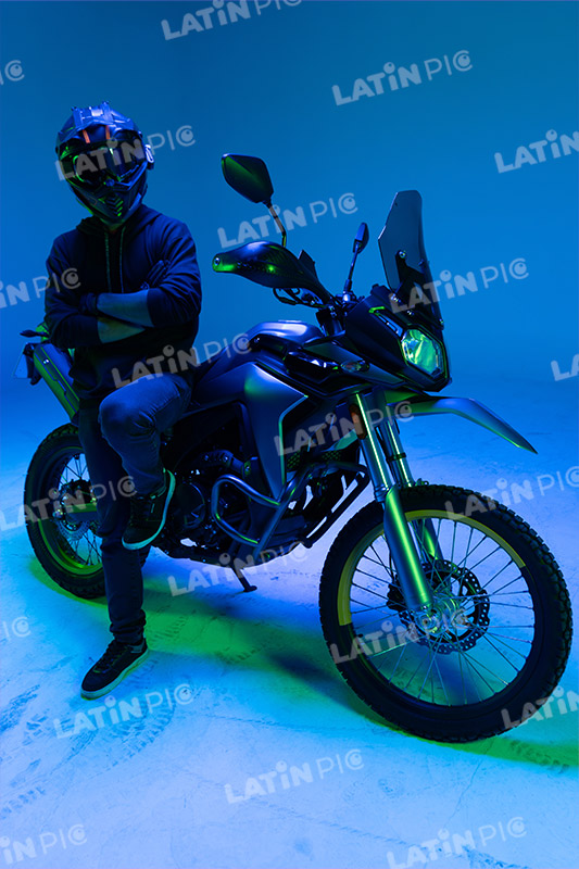 motocicleta-piloto-hombre-casco-103