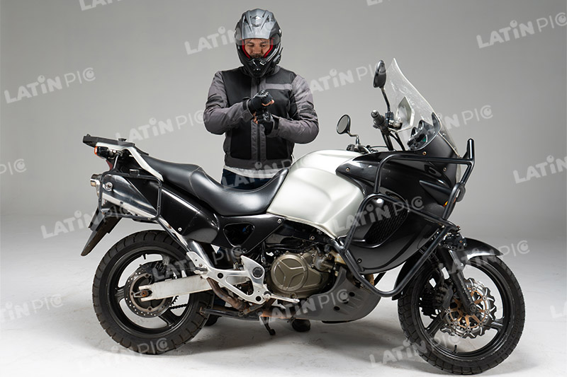 motocicleta-piloto-hombre-casco-115