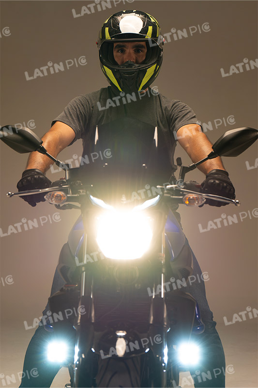 motocicleta-piloto-hombre-casco-83