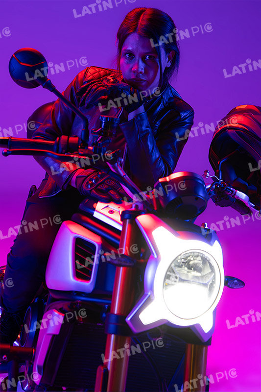 motocicleta-piloto-mujer-casco-185