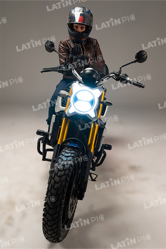 motocicleta-piloto-mujer-casco-200