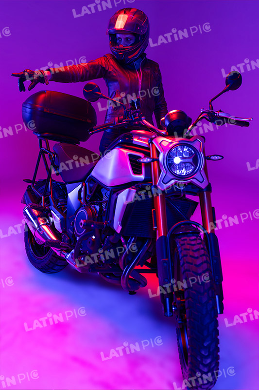 motocicleta-piloto-mujer-casco-204