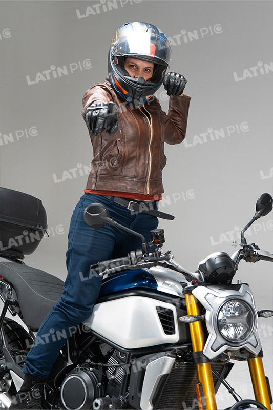 motocicleta-piloto-mujer-casco-208