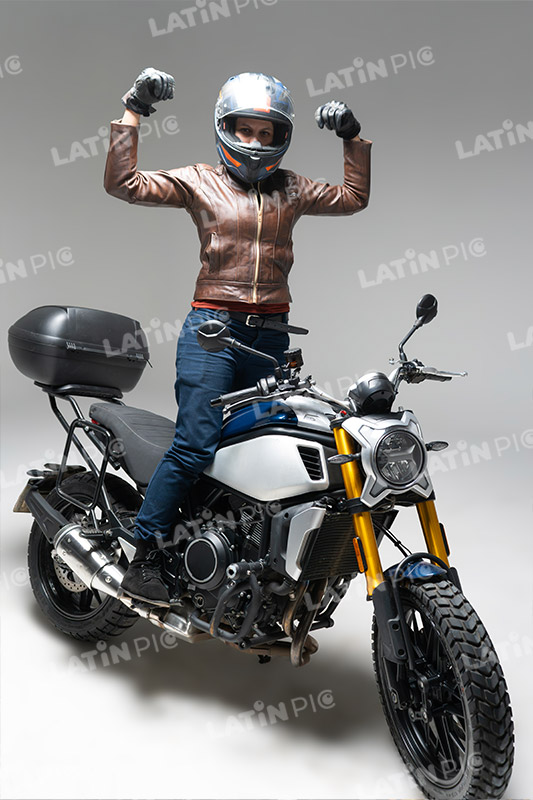 motocicleta-piloto-mujer-casco-209