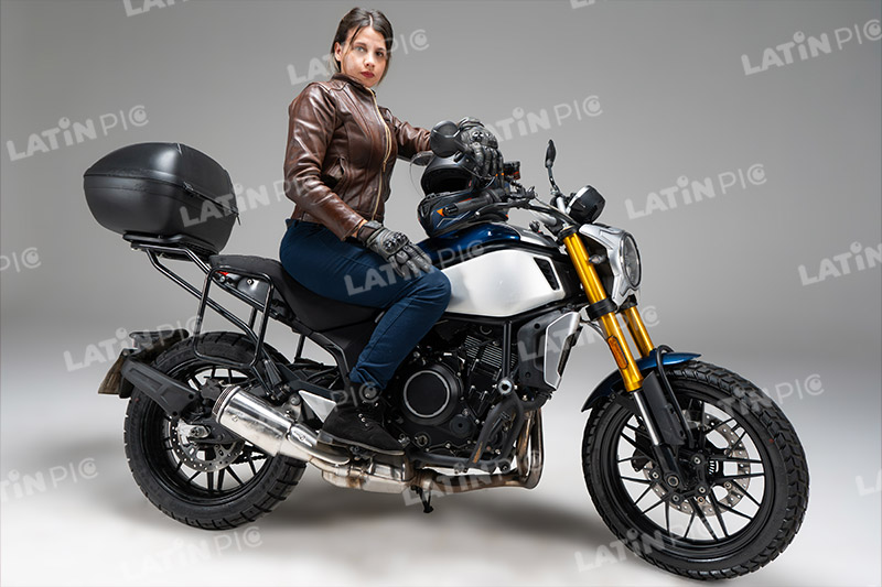 motocicleta-piloto-mujer-casco-214