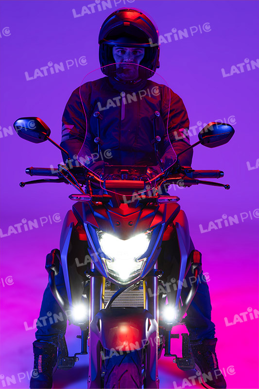 motocicleta-piloto-hombre-casco-220