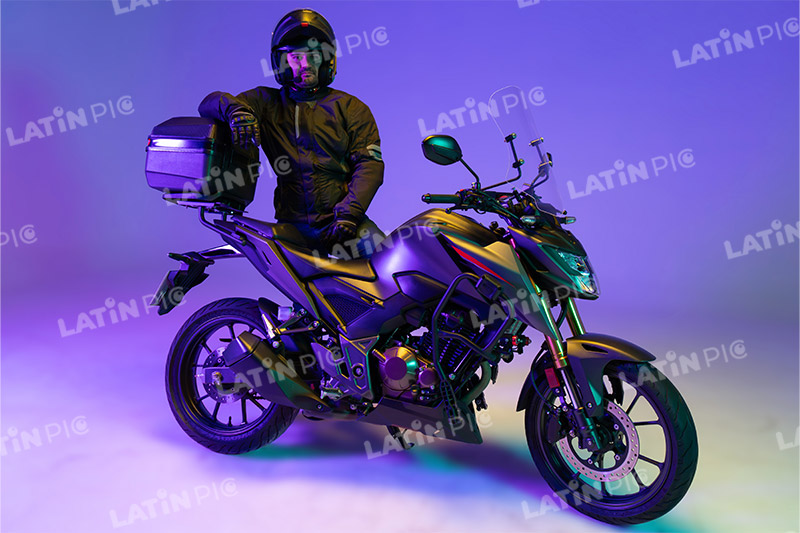 motocicleta-piloto-hombre-casco-225