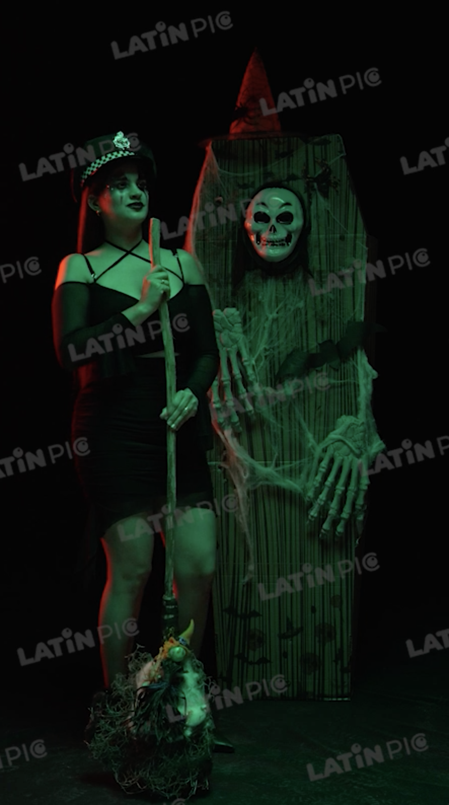 halloween-bruja-ataud-bailando-escoba-73