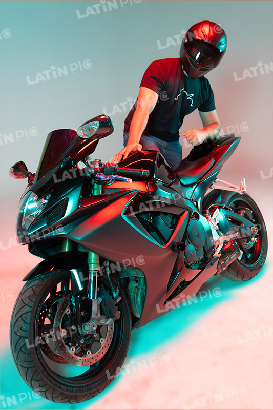 motocicleta-piloto-hombre-casco-310